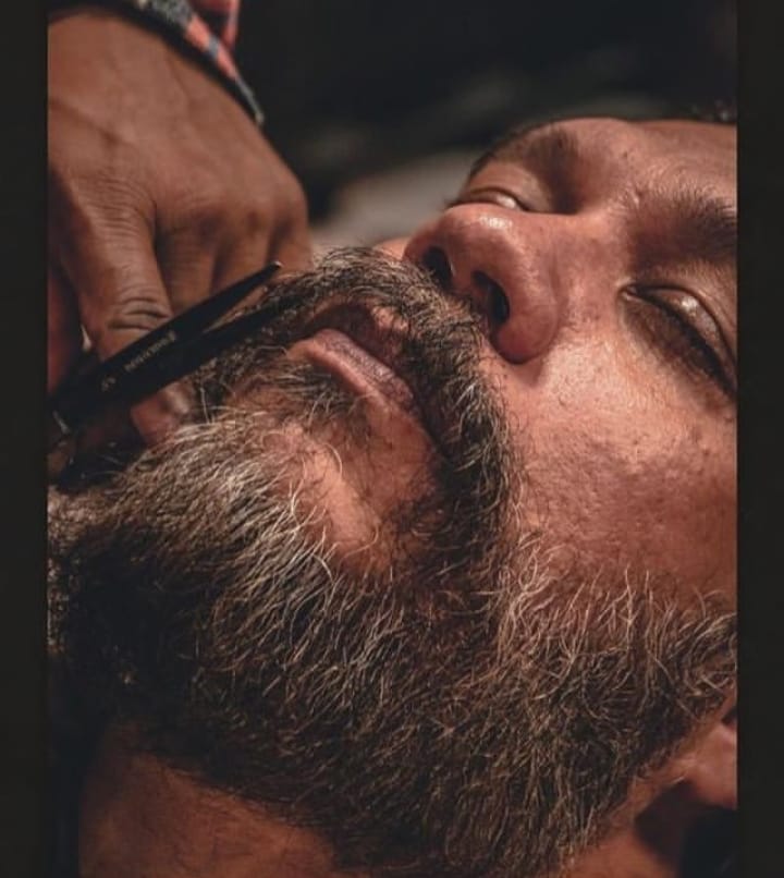 Acabamento de barba na tesoura
